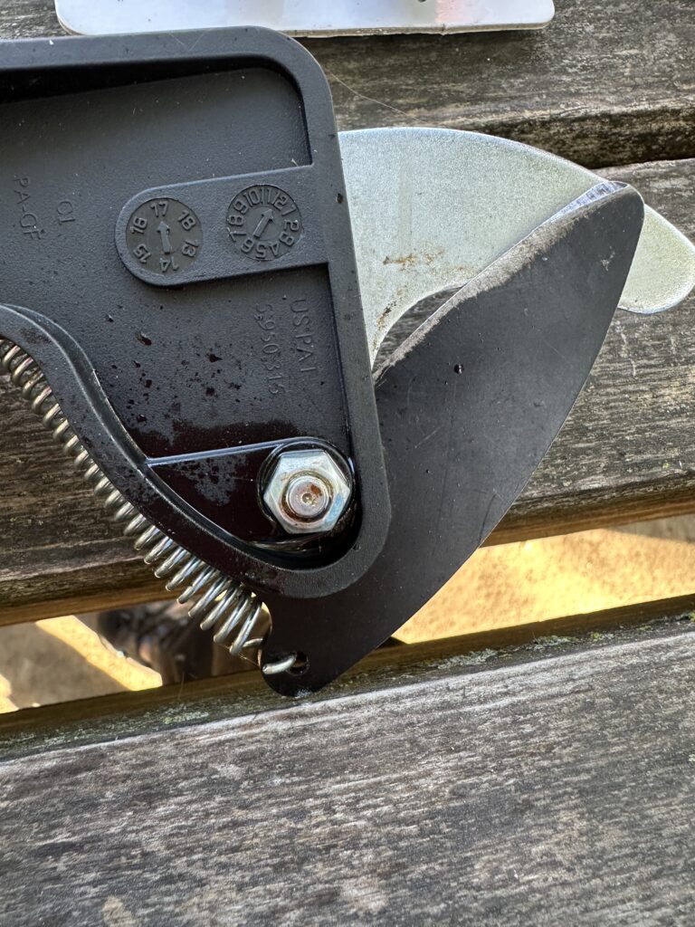 blades of a pole pruner that are not properly aligned. 